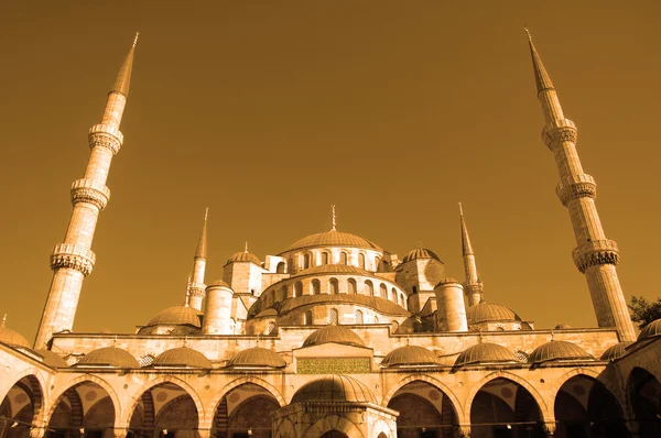 Мечеть с двумя минаретами на закате — стоковое фото