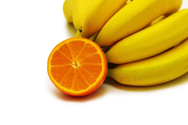 Куча бананов и апельсин изолированы — стоковое фото