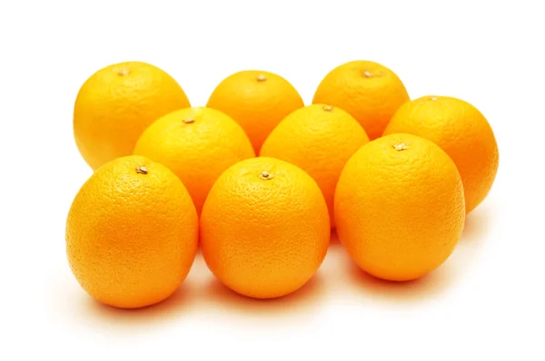 Pomarańcze, ułożonych w wiersze i na białym tle — Zdjęcie stockowe
