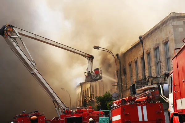 Bomberos en el incendio en la ciudad — Foto de Stock