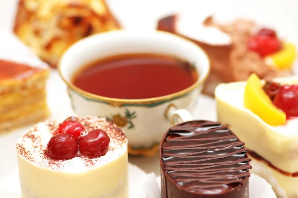 Výběr sladkého koláče a čaj — Stock fotografie