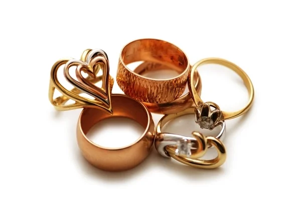Varios anillos de oro aislados en blanco — Foto de Stock