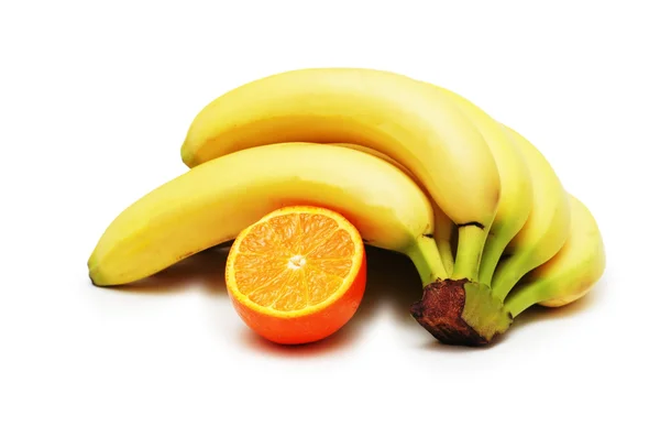 Bando de bananas e laranja isoladas — Fotografia de Stock
