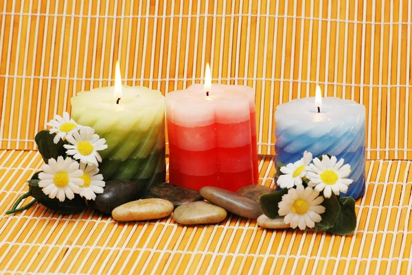 Свечи, цветы и галька для спа — стоковое фото