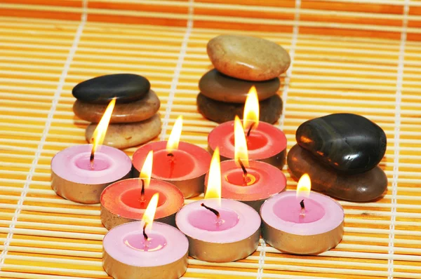 Stenar och ljus för aromaterapi — Stockfoto