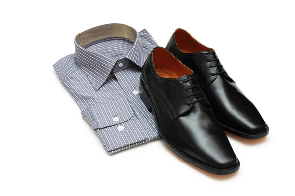 Sepasang sepatu hitam dan baju baru — Stok Foto