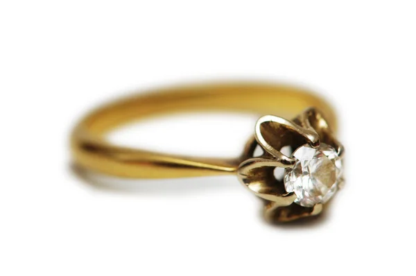 Anel dourado com gema isolada — Fotografia de Stock