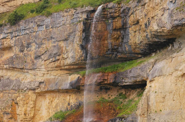 Vodopád z vysoké skály v suvar — Stock fotografie