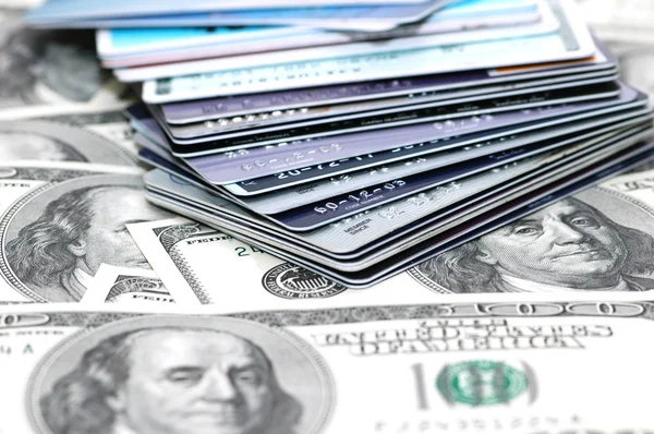 Pilha de cartões de crédito e dólares — Fotografia de Stock