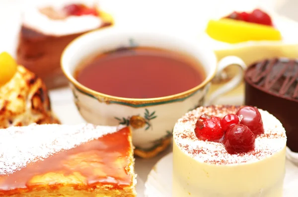 Солодкий торт з ягодами і чашкою чаю — стокове фото