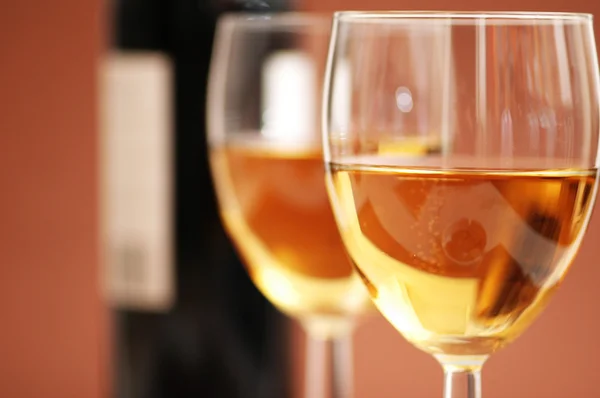Dois copos de vinho e uma garrafa de vinho — Fotografia de Stock