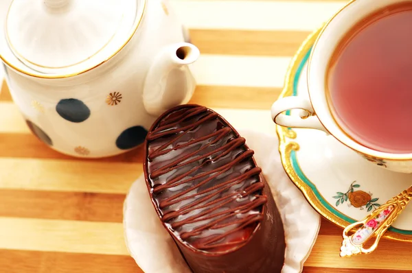 Xícara de chá, bolo de chocolate e panela — Fotografia de Stock