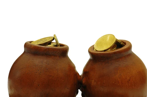 Due vasi di argilla con monete d'oro — Foto Stock