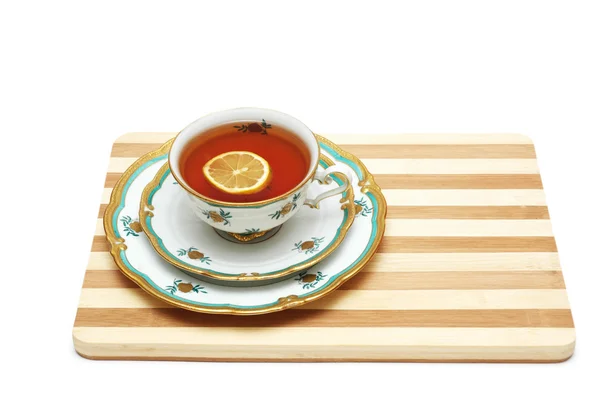 Чашка чая с лимоном изолированы — стоковое фото