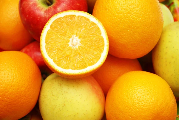 Jabłek i pomarańczy na stoisku rynku — Zdjęcie stockowe