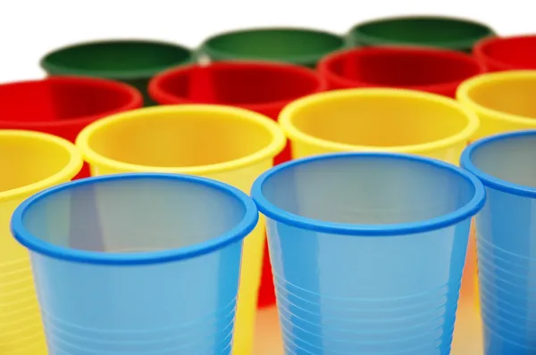 Copos de plástico de várias cores — Fotografia de Stock