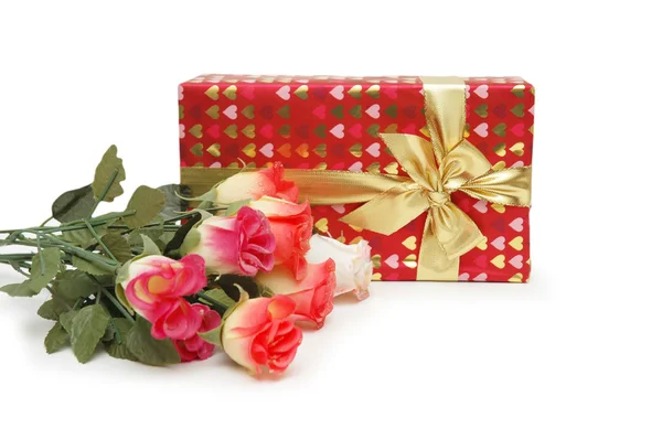 Συσκευασία δώρου και μπουκέτο λουλούδια που έχουν απομονωθεί — Φωτογραφία Αρχείου