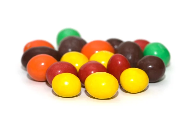 Doces de chocolate coloridos isolados — Fotografia de Stock