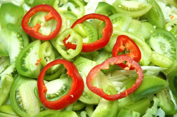 Nahaufnahme von Salat mit frischen Kräutern — Stockfoto