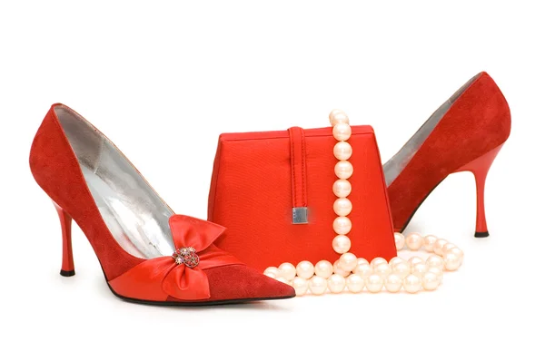 Червоне взуття, гаманець і перлове намисто — стокове фото