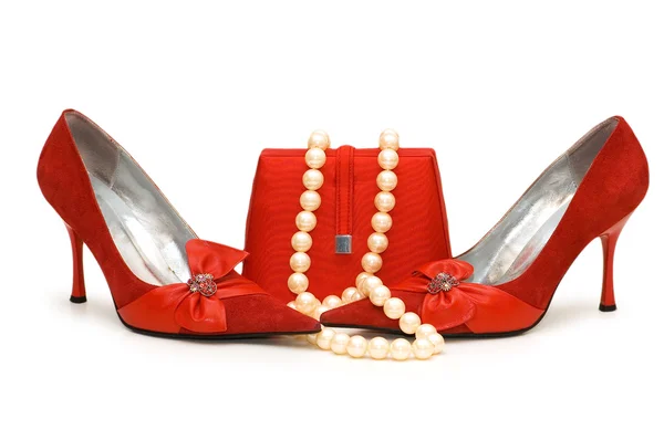Sapatos vermelhos, bolsa e colar de pérolas — Fotografia de Stock