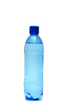 şişe suyu üzerinde beyaz izole