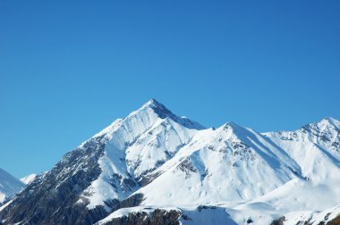 yüksek dağlarda kar altında