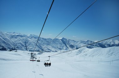 Parlak gün sandalyelere teleferik