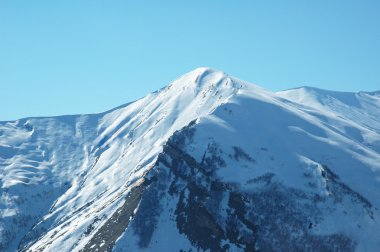 yüksek dağlarda kar altında