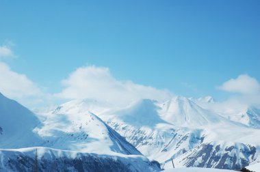 yüksek dağlarda kar altında