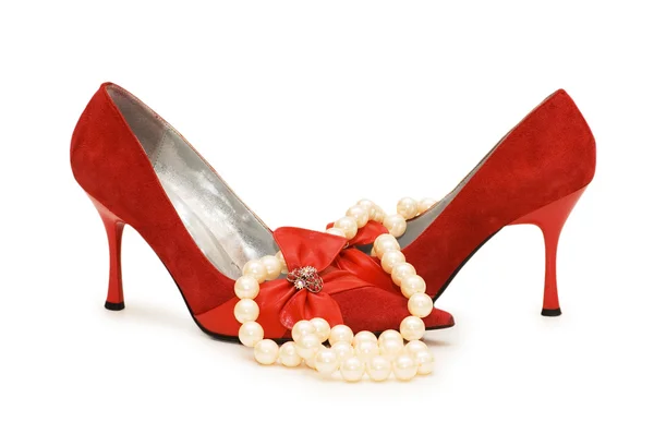 Rote Schuhe und Perlenkette isoliert — Stockfoto