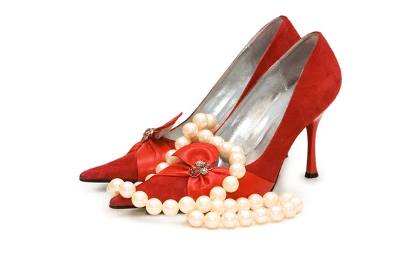 Красная обувь и жемчужное ожерелье изолированы — стоковое фото