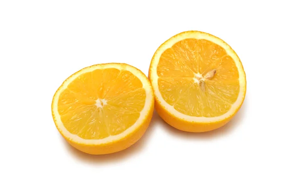 分離されたオレンジの 2 つのカケラ — ストック写真