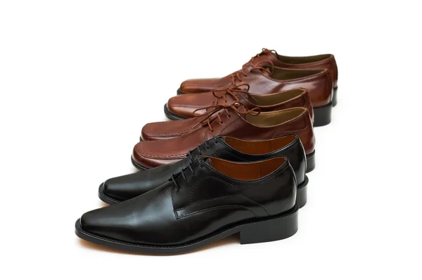 Fila de sapatos masculinos isolados — Fotografia de Stock