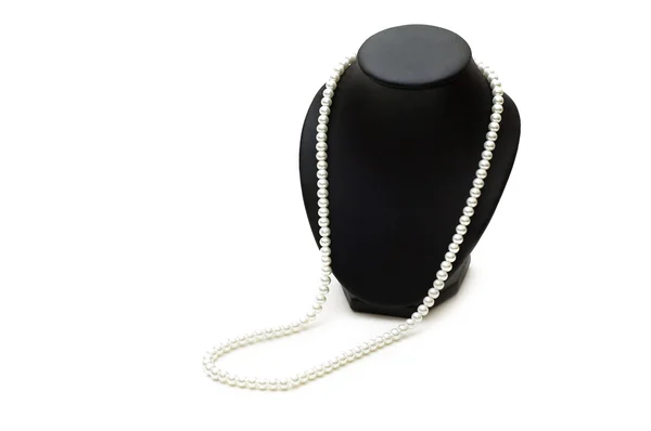 Жемчужное ожерелье, изолированное на белом — стоковое фото