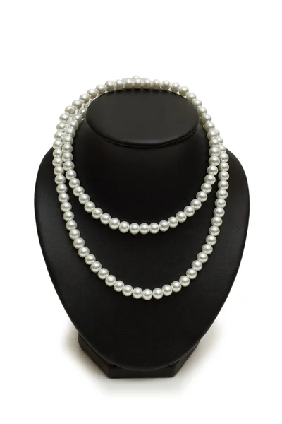 Collar de perlas en el soporte aislado — Foto de Stock