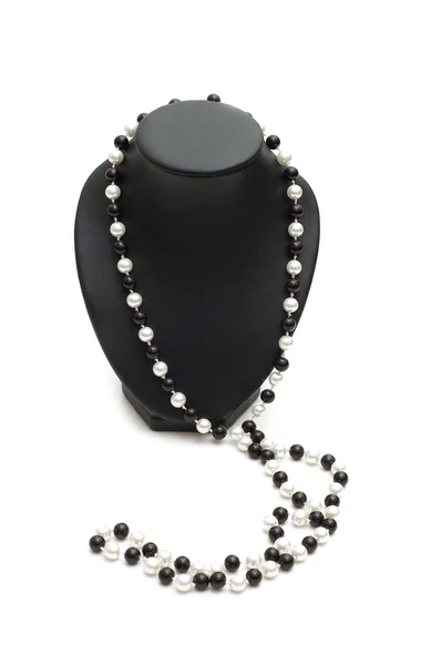 Collana di perle sul cavalletto isolato — Foto Stock