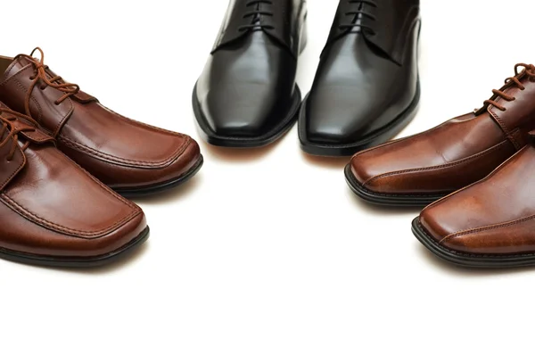 Vários sapatos masculinos isolados — Fotografia de Stock