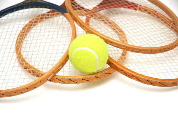 Raquettes de tennis et balle isolée — Photo