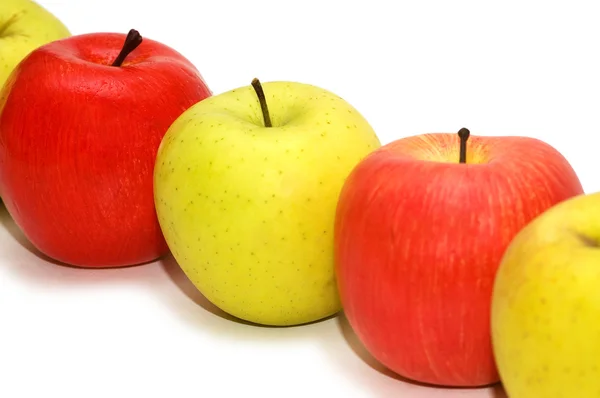 Varias manzanas aisladas en el blanco — Foto de Stock