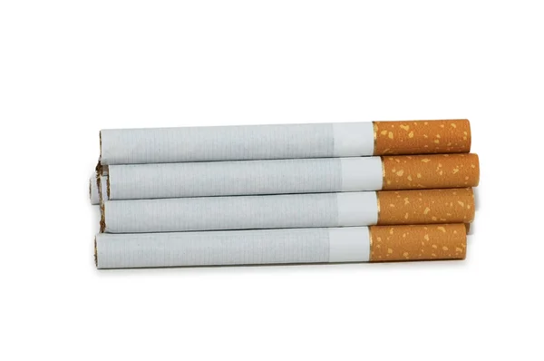 Cigarety uspořádány, izolované — Stock fotografie