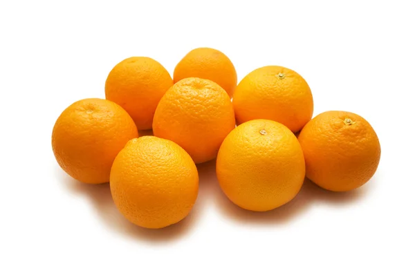 Много апельсинов изолированы на белом — стоковое фото