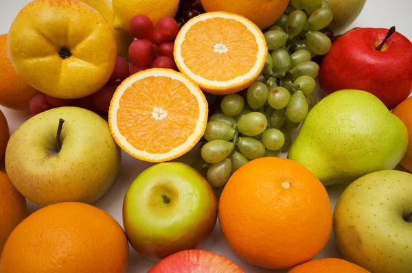 Różne owoce - jabłka, gruszki, winogrona — Zdjęcie stockowe