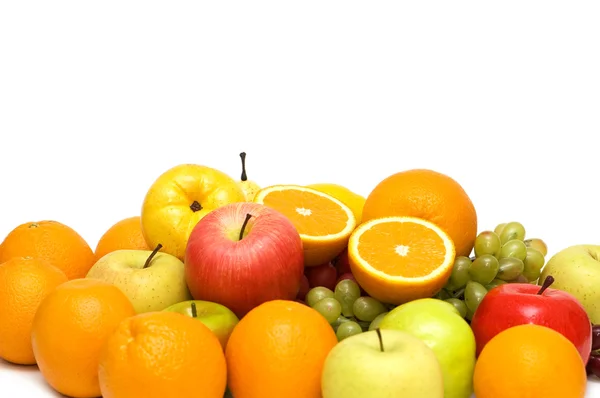 Erilaisia hedelmiä eristetty valkoinen — kuvapankkivalokuva