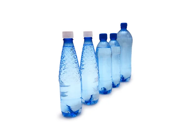 Fila de botellas de agua aisladas en blanco —  Fotos de Stock