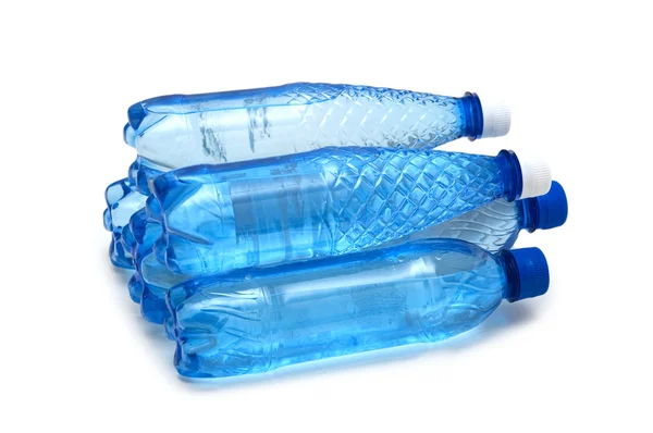Stack av vattenflaskor isolerade — Stockfoto