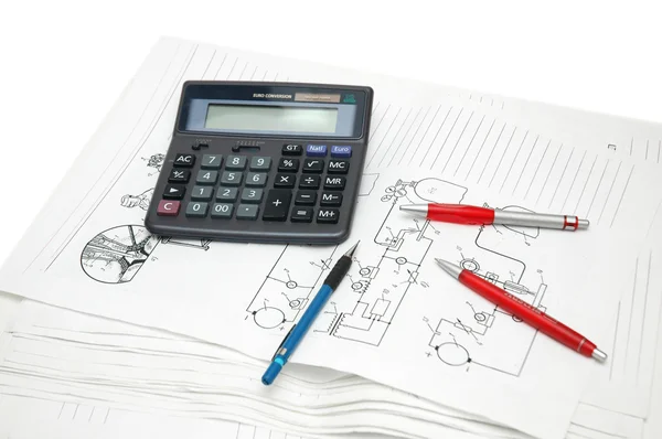 Rysunki projektowe, kalkulator i długopisy — Zdjęcie stockowe