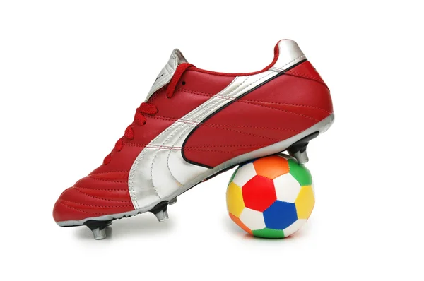 Buty piłkarskie i piłka na białym tle — Zdjęcie stockowe