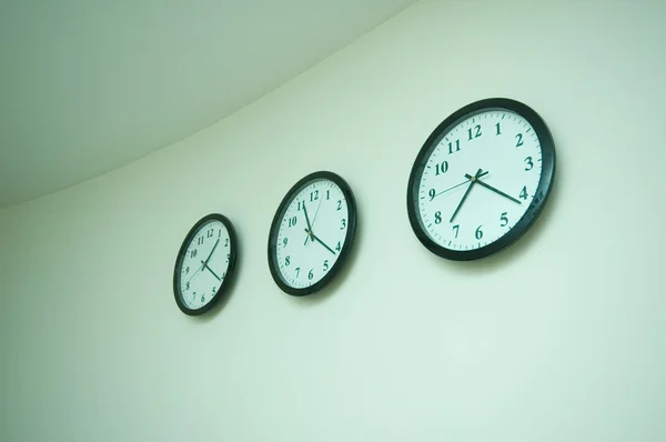 Linha de relógios isolados na parede — Fotografia de Stock