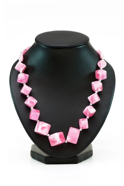 Ожерелье со многими розовыми камнями изолированы — стоковое фото